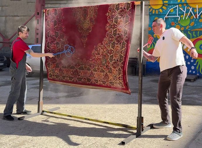 Выбиваем пыль из ковра! Ручная работа против станка